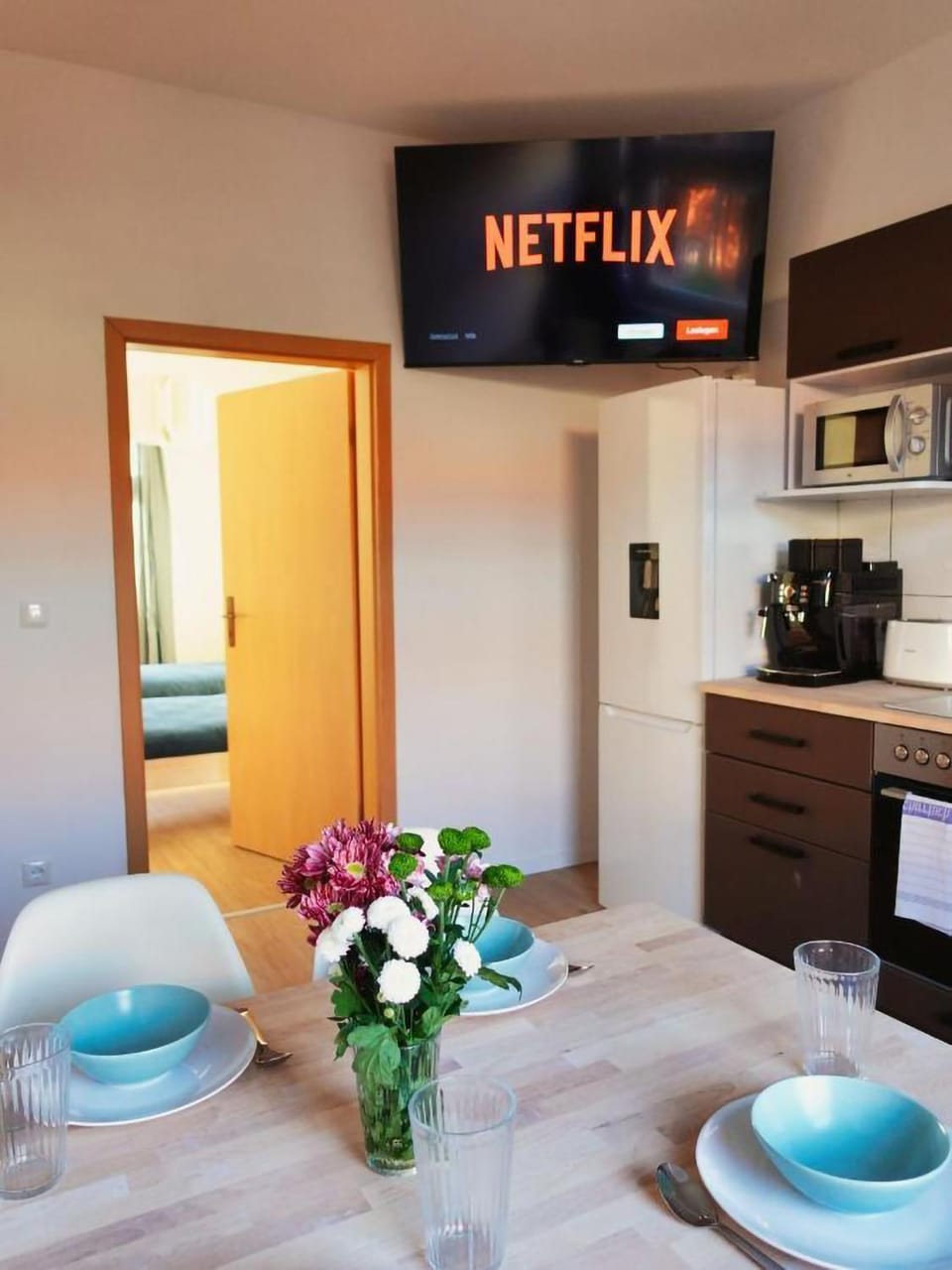 TV and multimedia, Coffee/tea facilities, Kitchen or kitchenette, Dining area, microwave, oven, stove, toaster