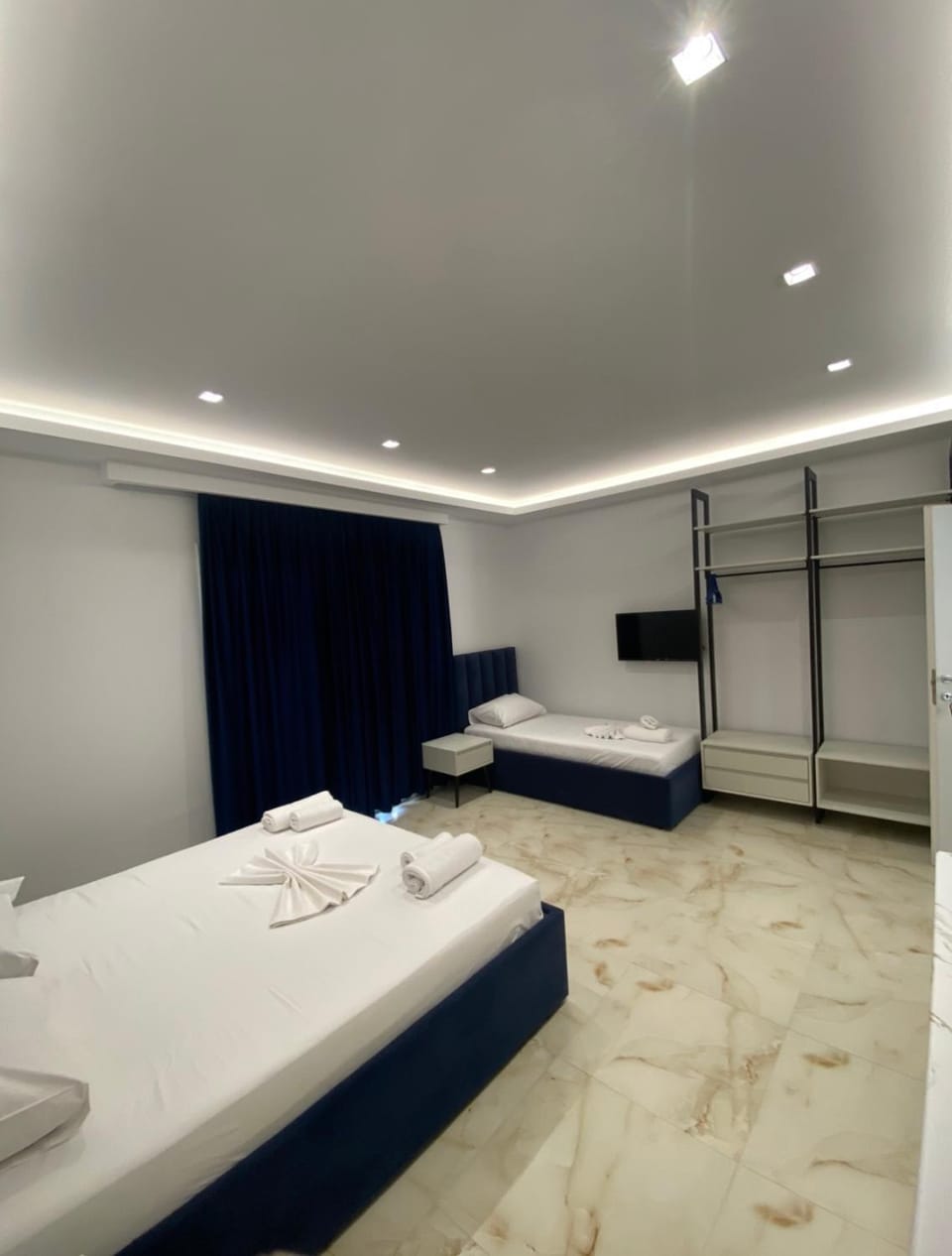 Bed, TV and multimedia, Photo of the whole room, Bedroom, towels, wardrobe