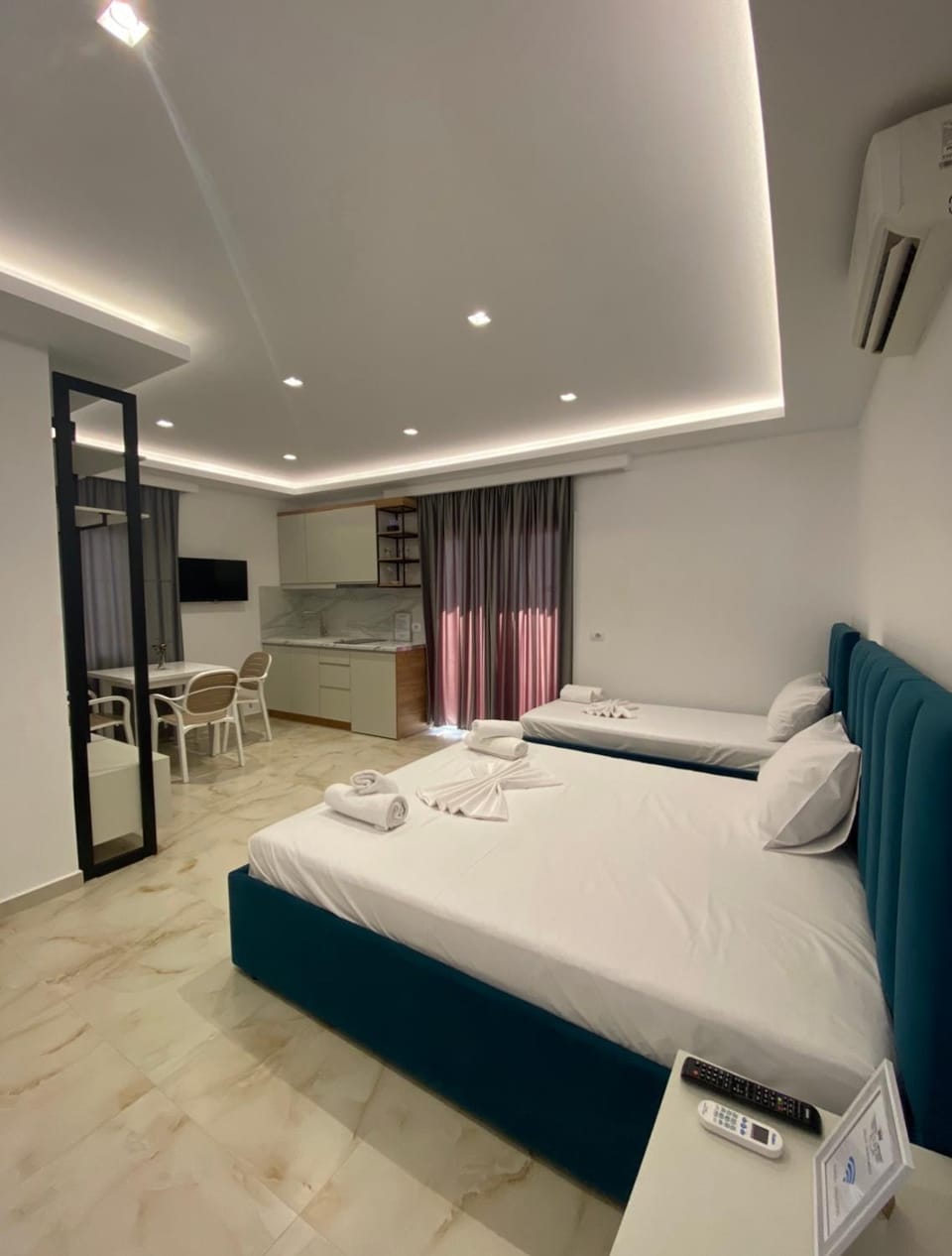 Bed, TV and multimedia, Photo of the whole room, Bedroom, towels, air conditioner