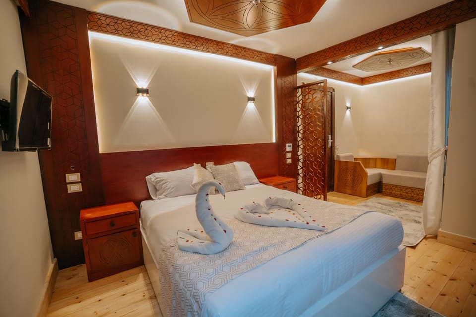 Bed, TV and multimedia, Living room, Photo of the whole room, Bedroom, towels, wardrobe
