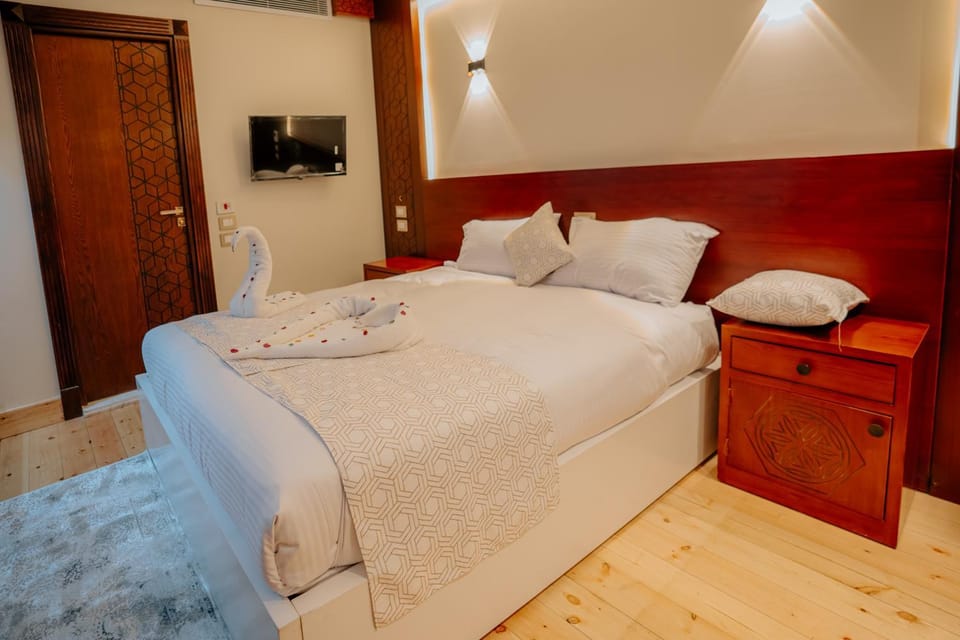 Bed, TV and multimedia, Photo of the whole room, Bedroom, towels, wardrobe