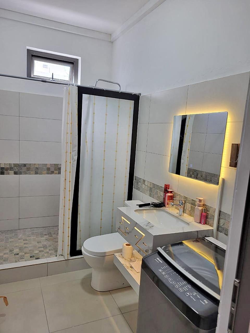 Shower, Toilet, Bathroom, towels, washing machine