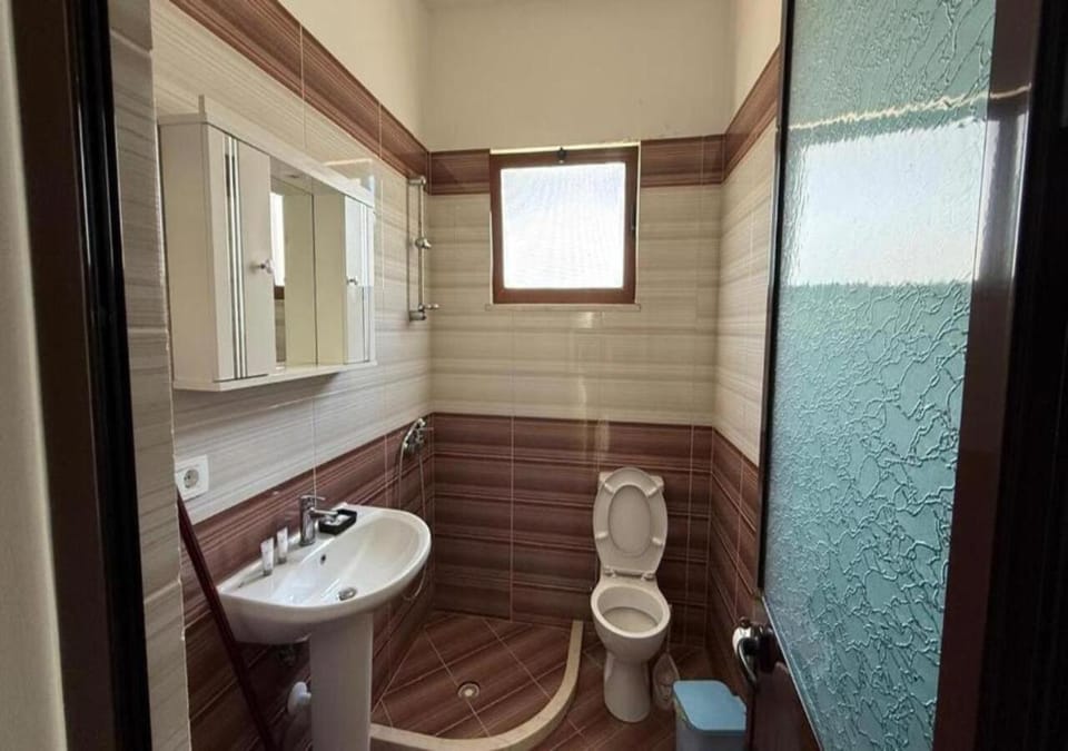 Shower, Toilet, Bathroom, bidet, towels