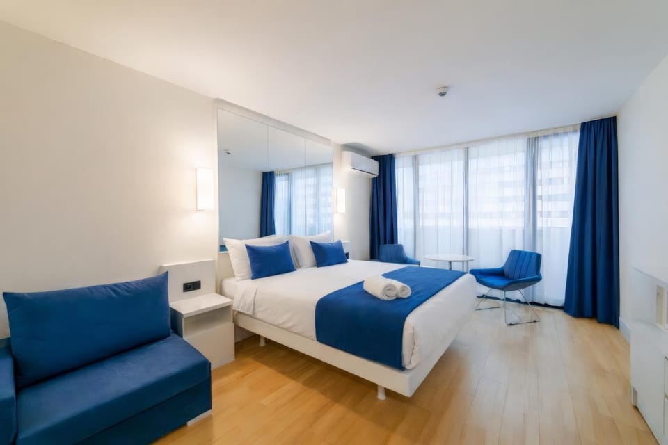 Bed, Living room, Seating area, Bedroom