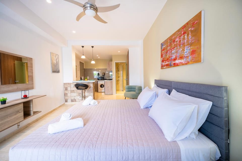 Bed, Kitchen or kitchenette, Photo of the whole room, Bedroom, microwave, towels