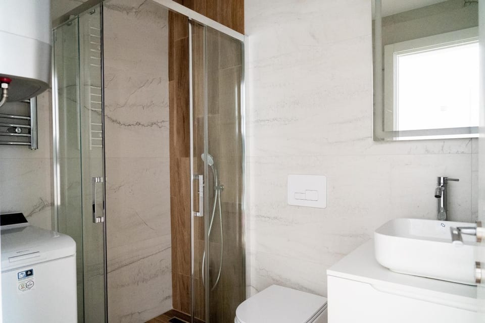 Shower, Toilet