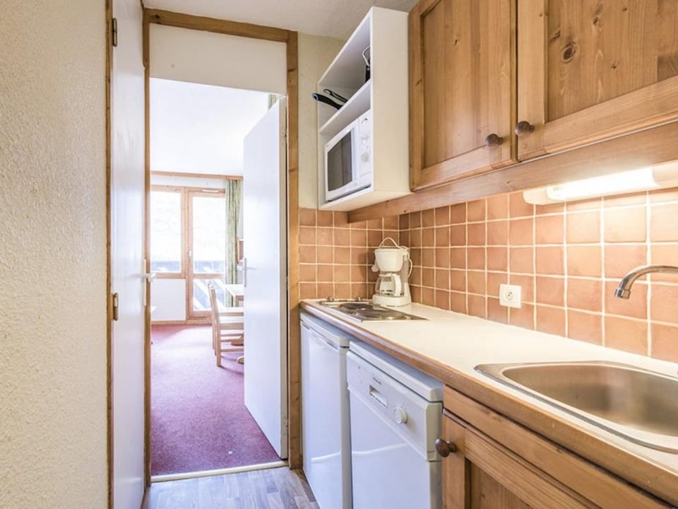 Kitchen or kitchenette, dishwasher, stove