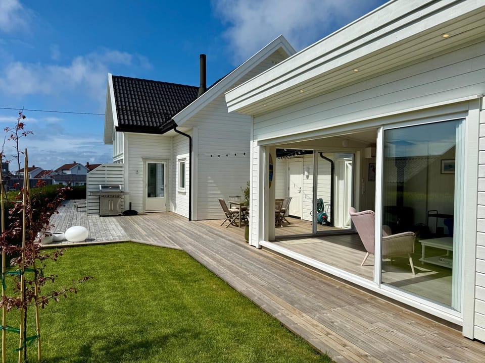 Property building, Patio, Day, Garden