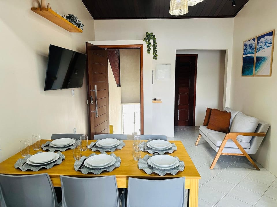 TV and multimedia, Living room, Seating area, Dining area