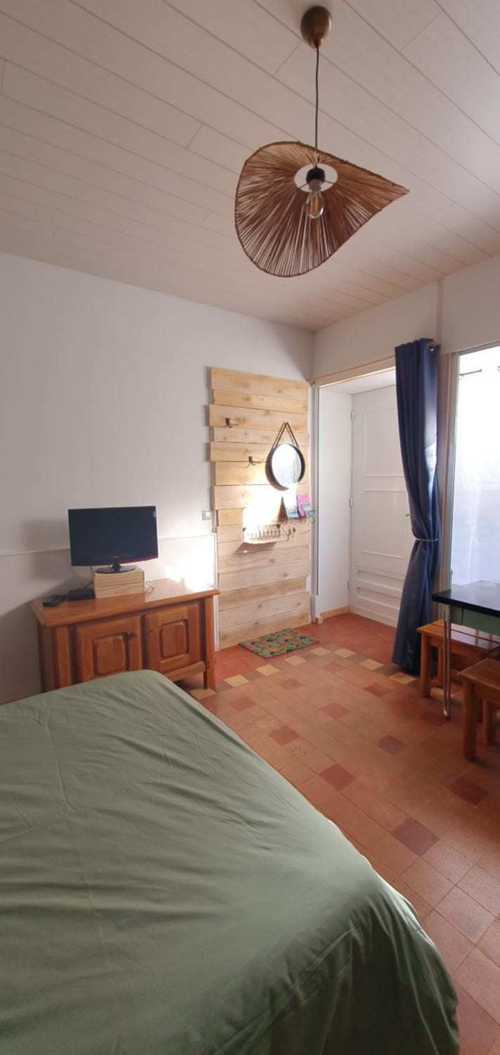 Photo of the whole room, Bedroom