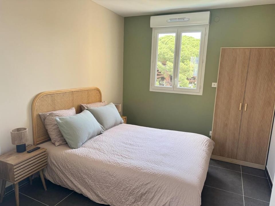 Bed, Photo of the whole room, Bedroom, wardrobe