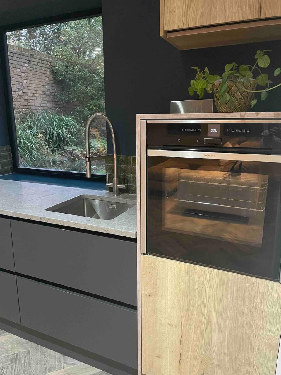 Kitchen or kitchenette, minibar, oven