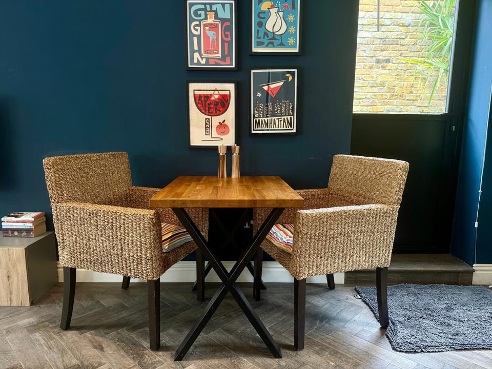 Studio with kitchen nestled lovely wooded cul du sac Apartment in Kingston upon Thames