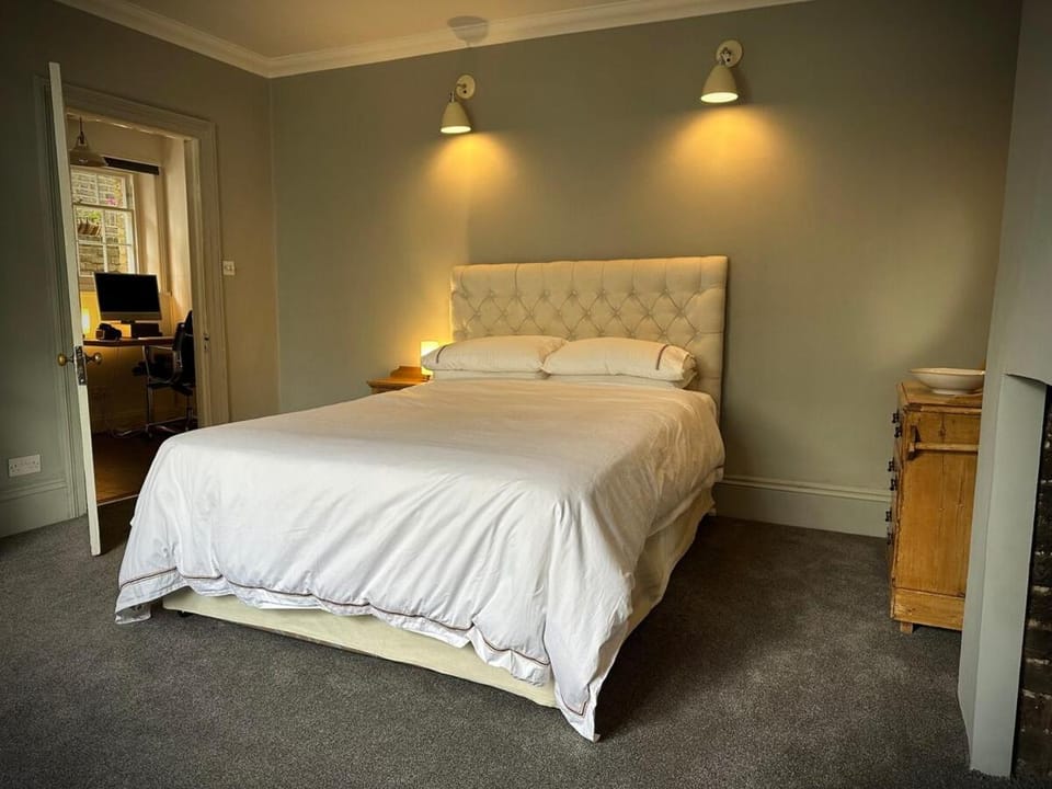 Large 1 bd period garden flat, Kings Cross - Camden Apartment in London Borough of Islington