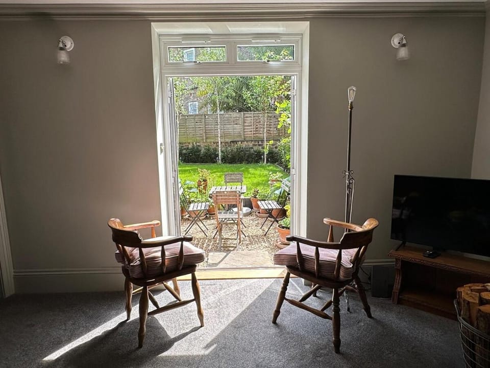 Large 1 bd period garden flat, Kings Cross - Camden Apartment in London Borough of Islington