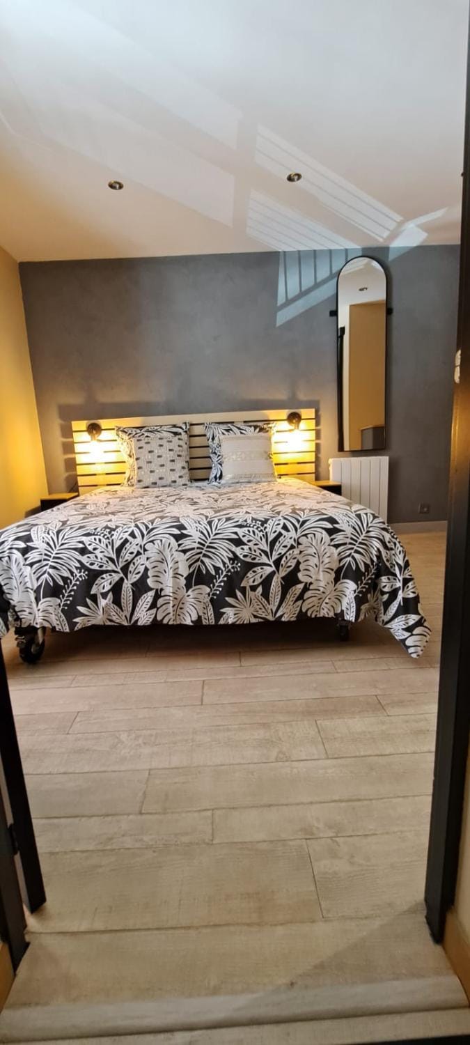 Bed, Photo of the whole room, Bedroom