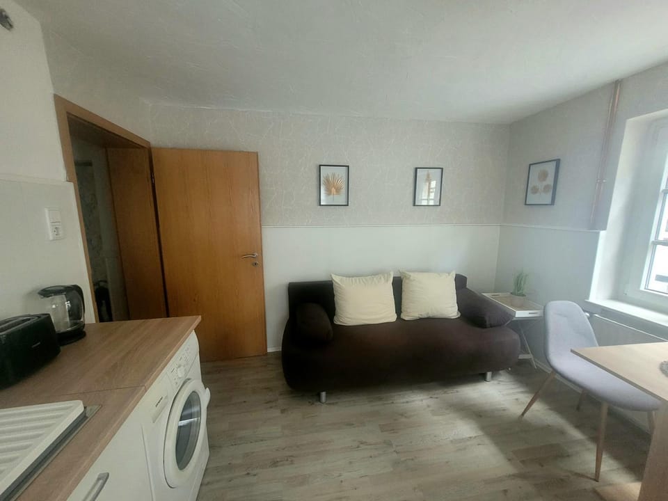 Kitchen or kitchenette, Seating area, washing machine