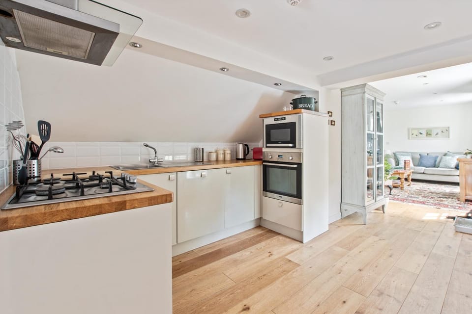Coffee/tea facilities, Kitchen or kitchenette, dishwasher, oven, stove, toaster