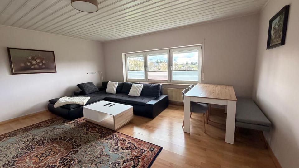 Helle Ferienwohnung mit großem Balkon in Nattenheim in der Südeifel bei Bitburg Apartment in Luxembourg
