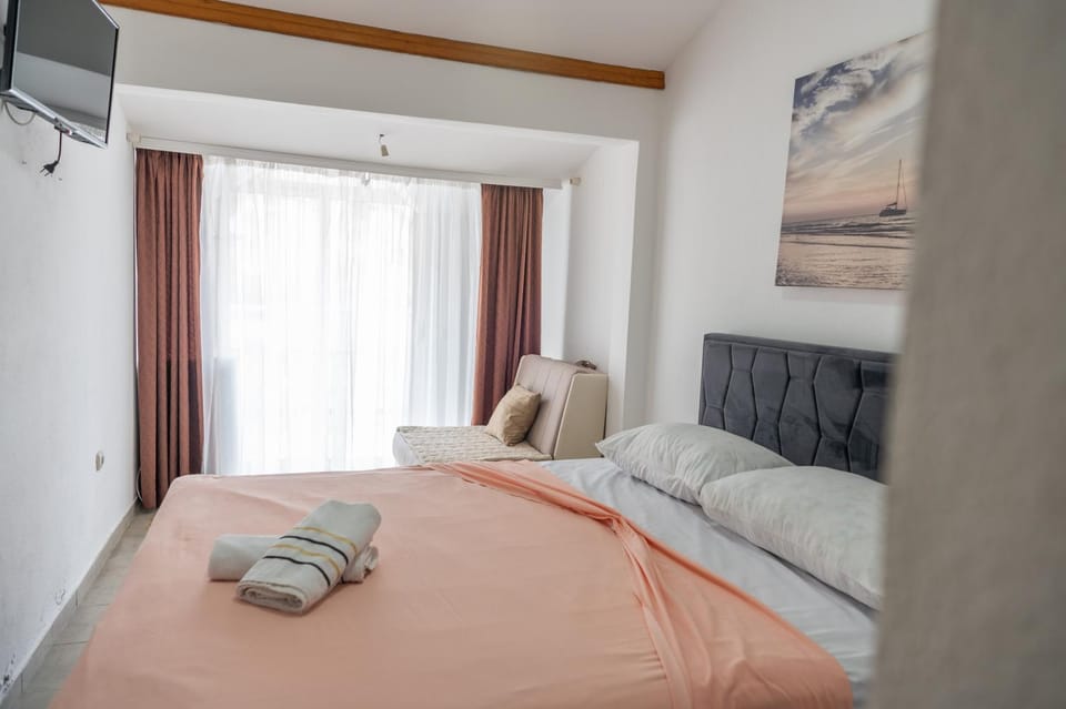 Photo of the whole room, towels