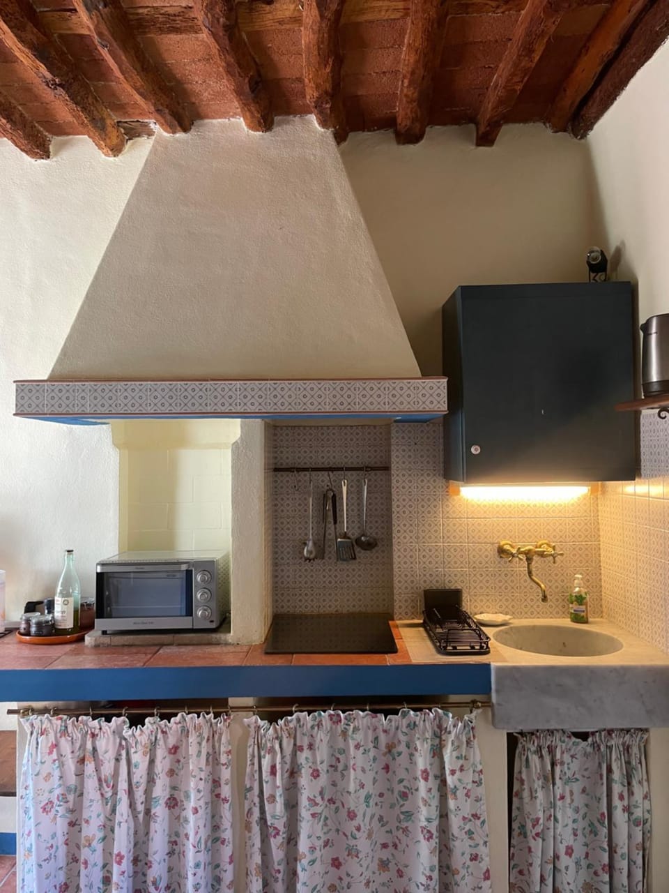 Kitchen or kitchenette, oven, stove