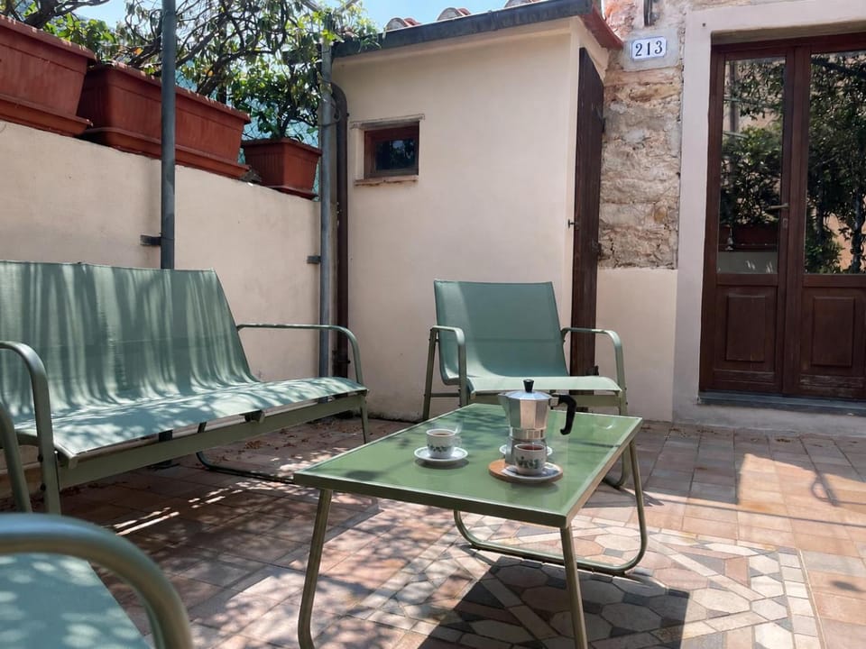Property building, Patio, Day, Balcony/Terrace