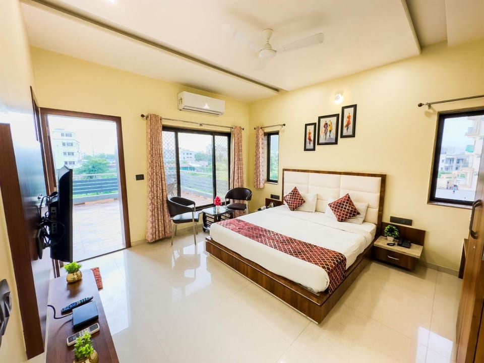 Bed, air conditioner