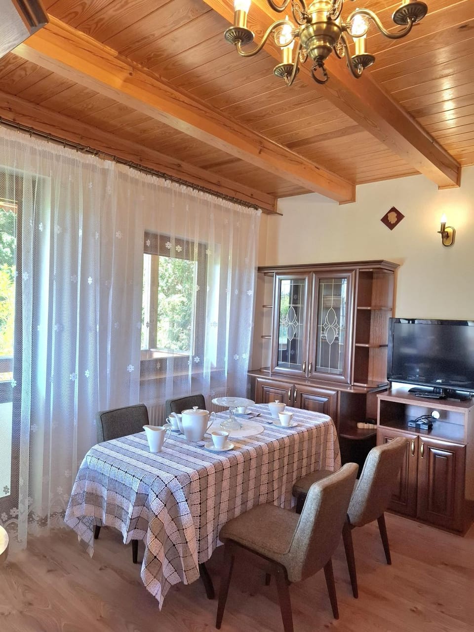 Communal lounge/ TV room, TV and multimedia, Living room, Food and drinks, Dining area, Meals