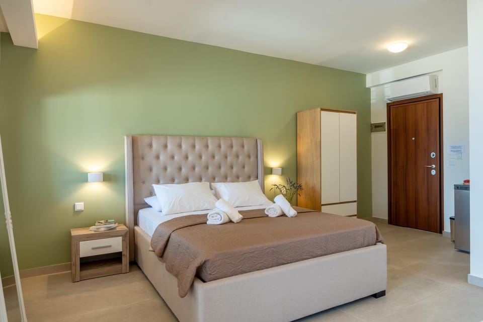 Bed, Photo of the whole room, wardrobe