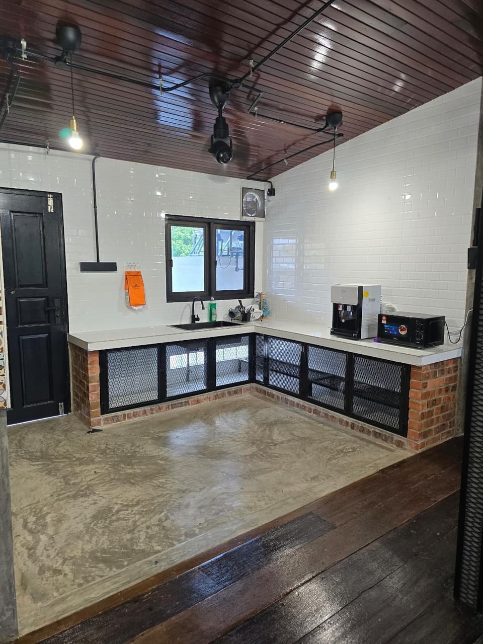Kitchen or kitchenette, oven