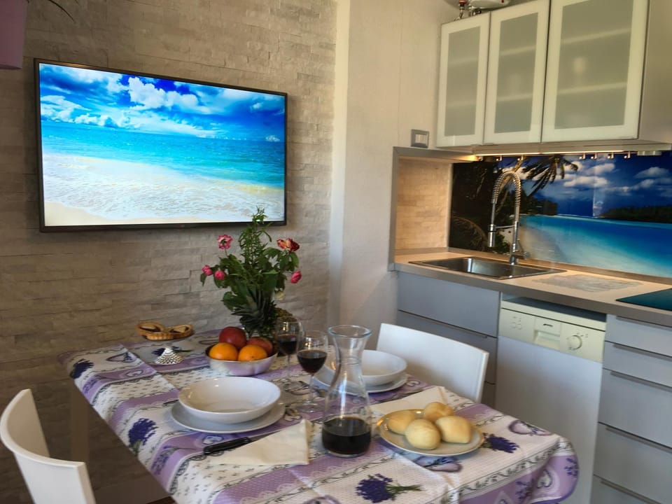 TV and multimedia, Kitchen or kitchenette, Dining area