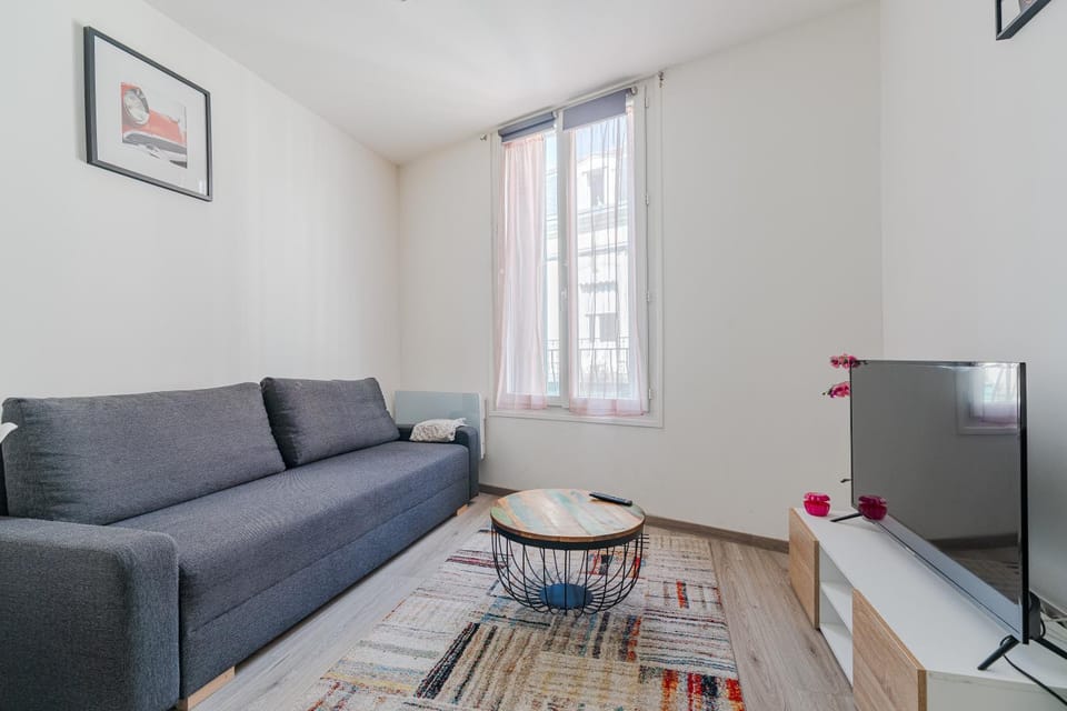 Bed, Living room