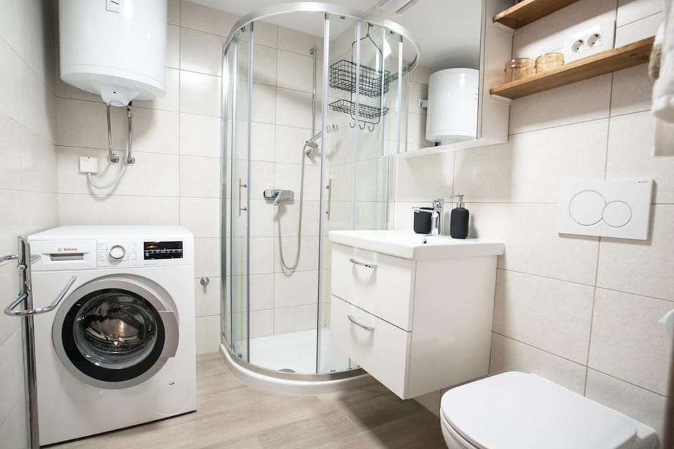 Shower, Toilet, Bathroom, towels, washing machine