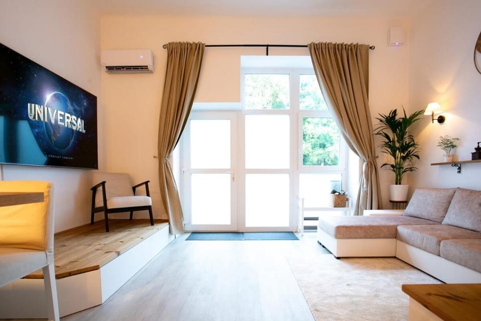 TV and multimedia, Living room, Seating area, air conditioner
