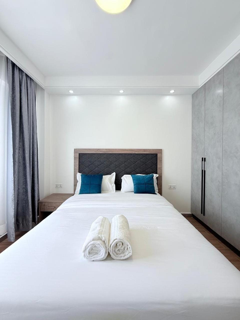 Bed, Bedroom, towels