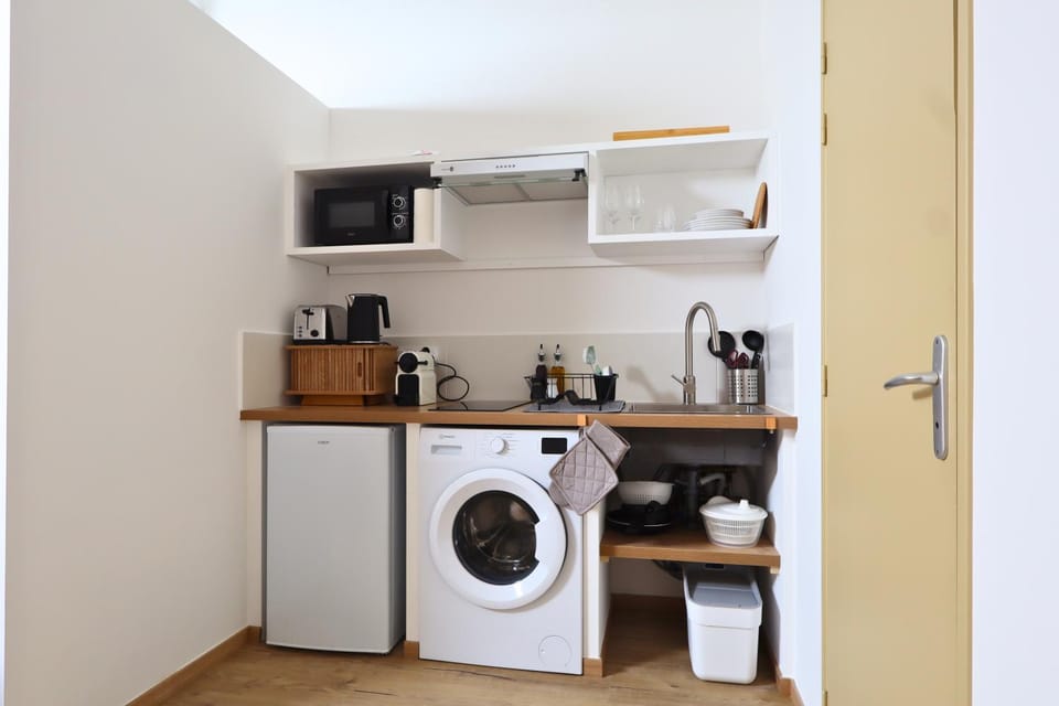 Coffee/tea facilities, Kitchen or kitchenette, stove, toaster, washing machine