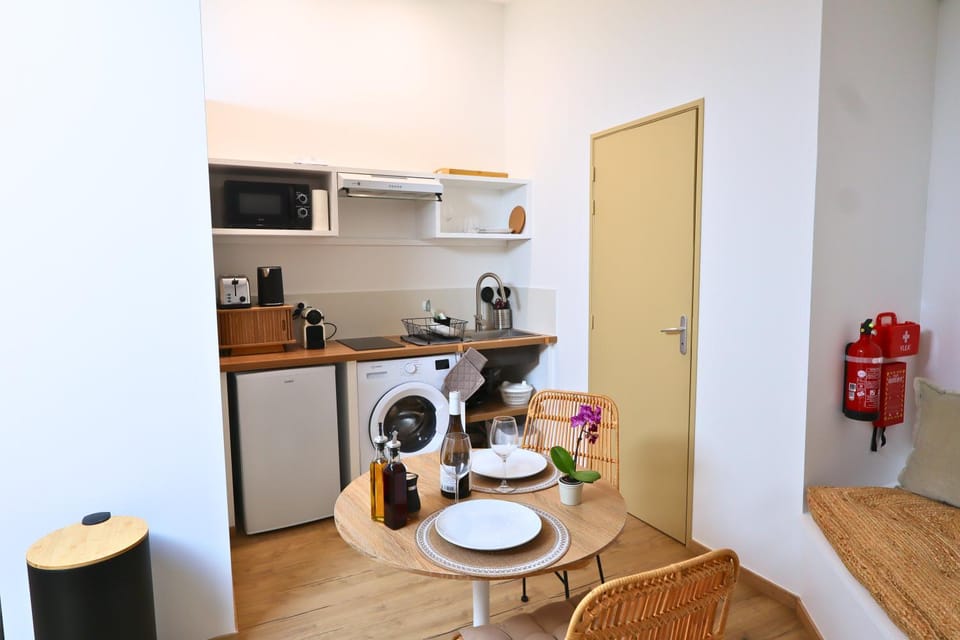 Coffee/tea facilities, Kitchen or kitchenette, Dining area, stove, toaster