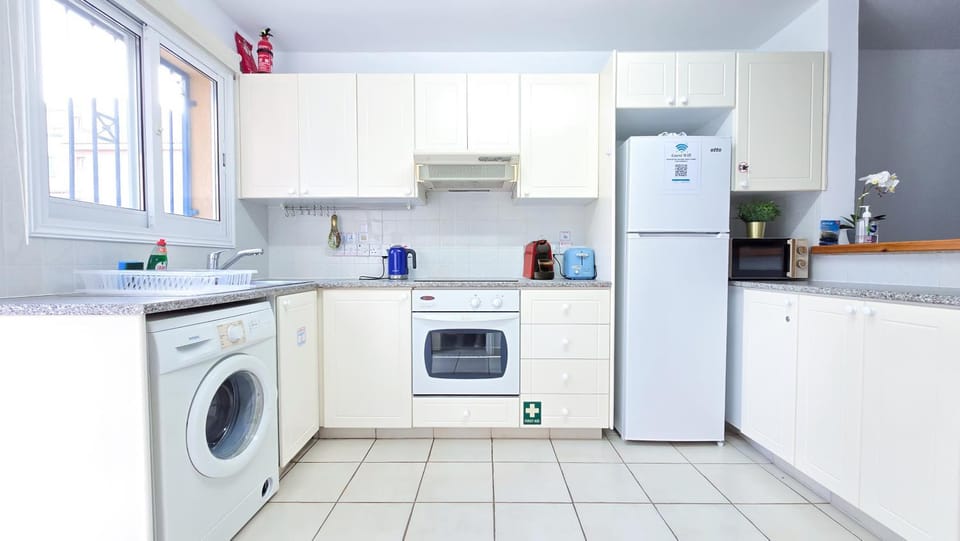Coffee/tea facilities, Kitchen or kitchenette, microwave, oven, stove, toaster, washing machine