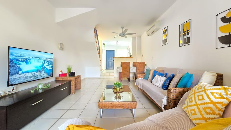 Communal lounge/ TV room, TV and multimedia, Living room, Seating area, Evening entertainment