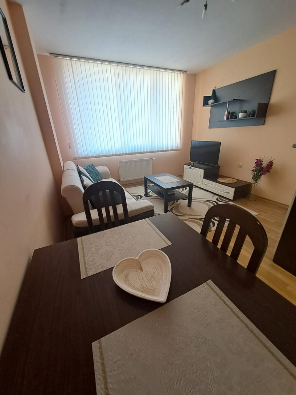 TV and multimedia, Seating area, Dining area
