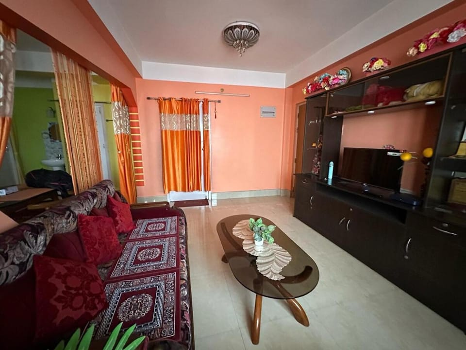 Bed, TV and multimedia, Living room, Seating area, Evening entertainment