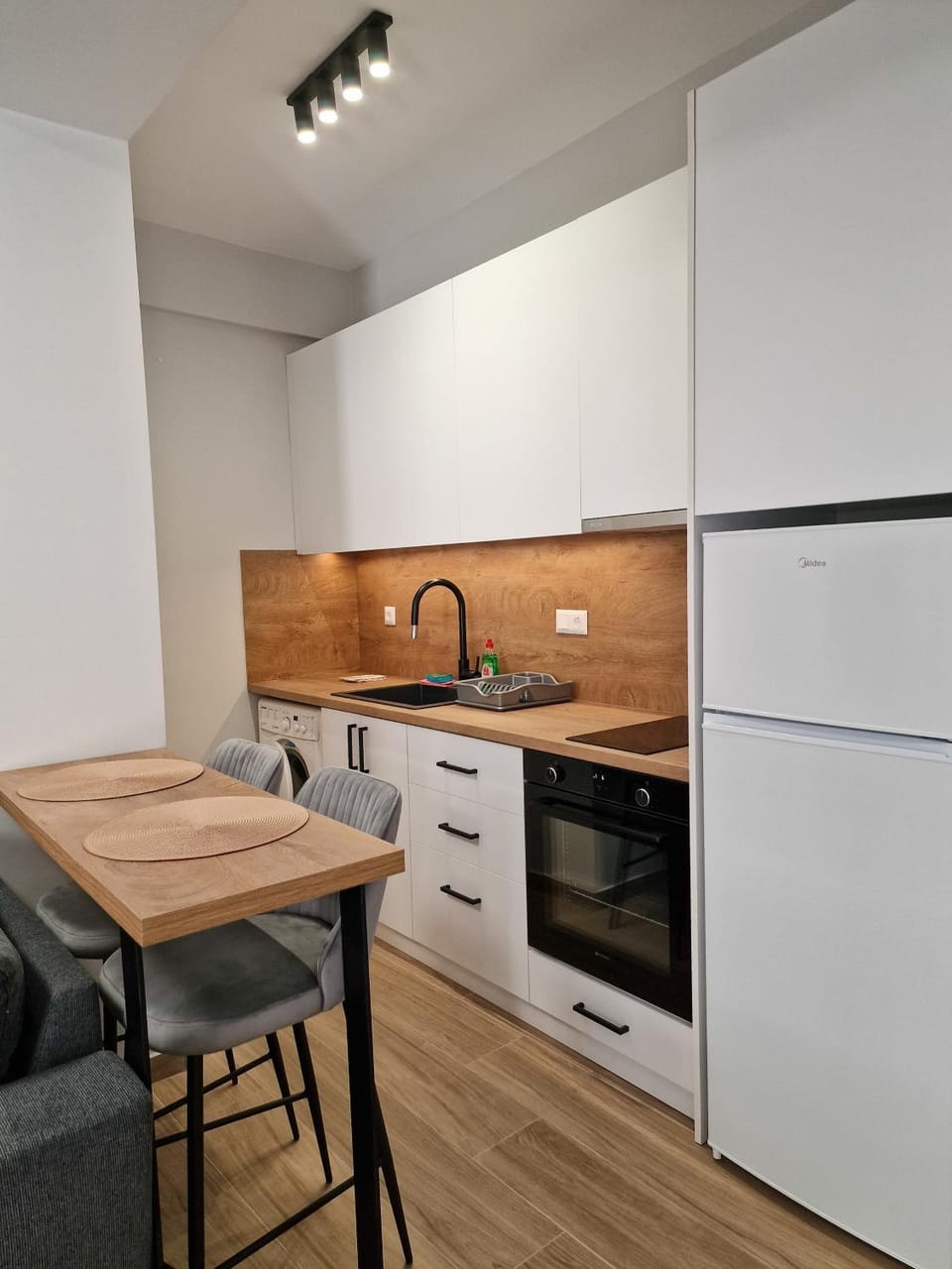 Kitchen or kitchenette, Dining area