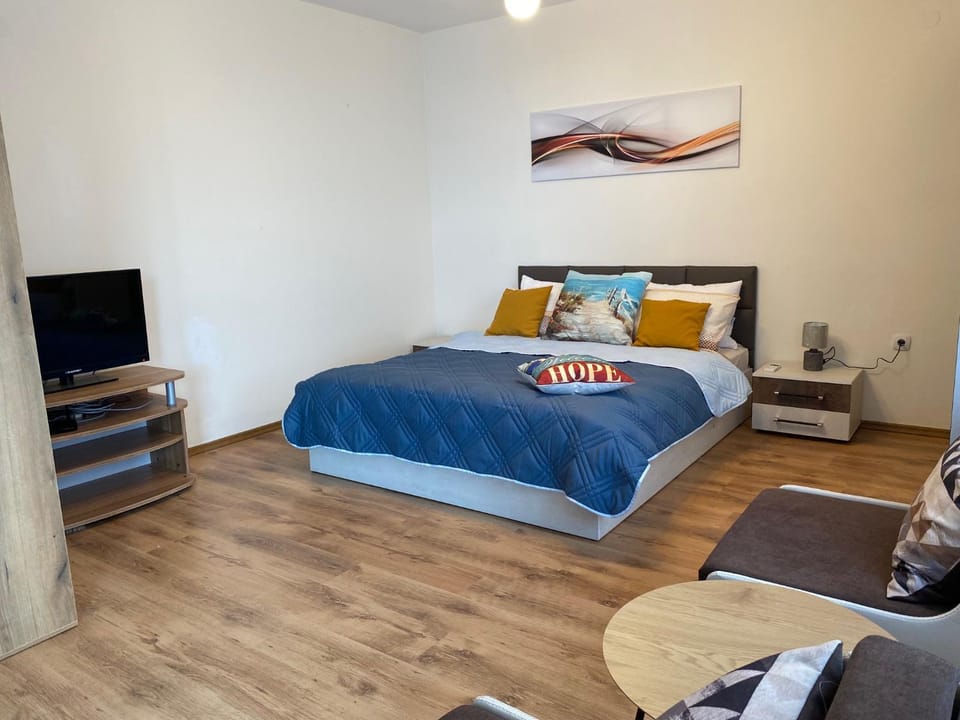 TV and multimedia, Photo of the whole room, Bedroom