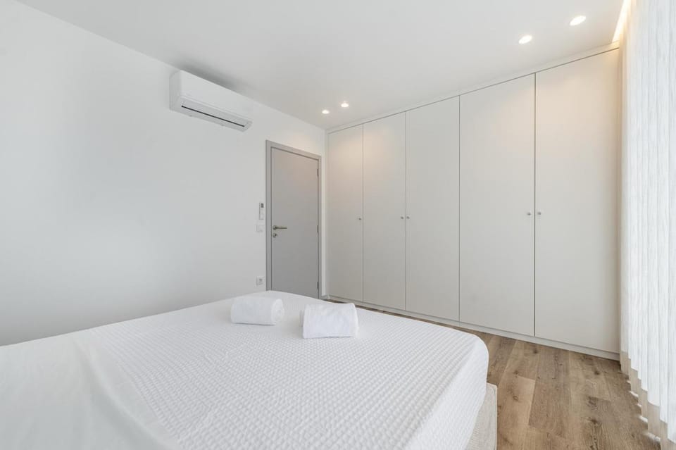 Bedroom, wardrobe, air conditioner