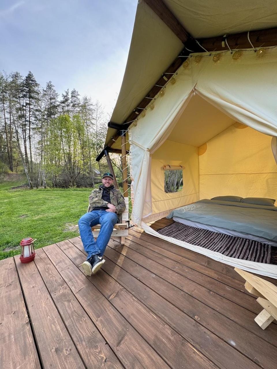 Bed, Day, People, Natural landscape, BBQ facilities, group of guests