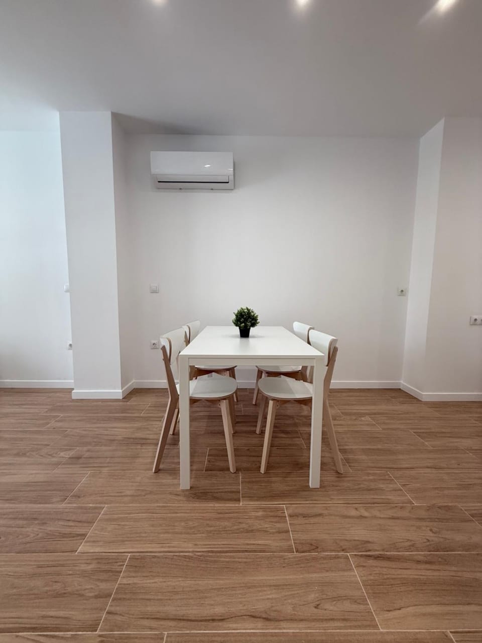 Seating area, Dining area, air conditioner
