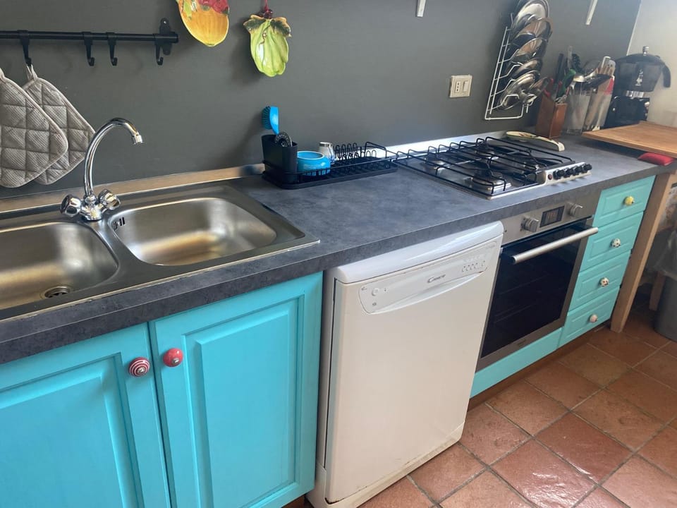 Kitchen or kitchenette, dishwasher