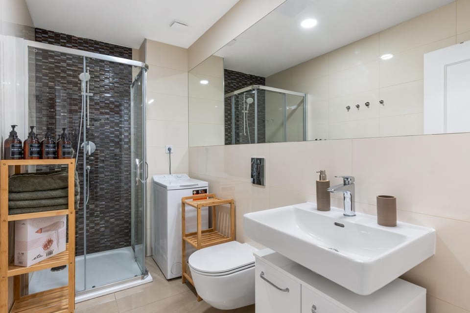 Shower, Toilet, Bathroom, towels