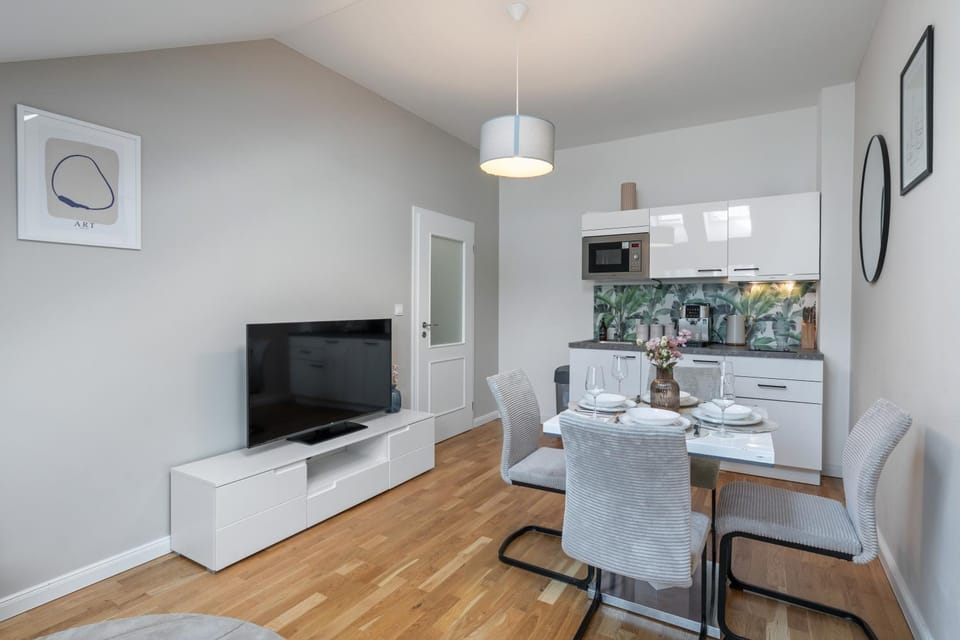 Communal lounge/ TV room, TV and multimedia, Kitchen or kitchenette, Living room, Seating area, Dining area