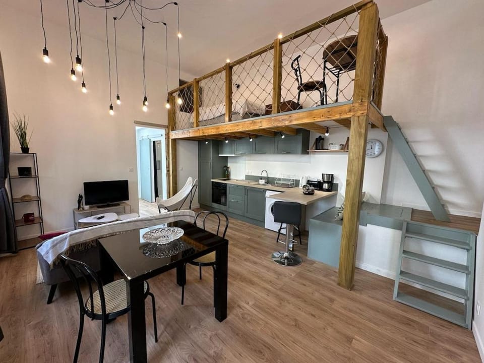 TV and multimedia, Kitchen or kitchenette, Living room, Dining area